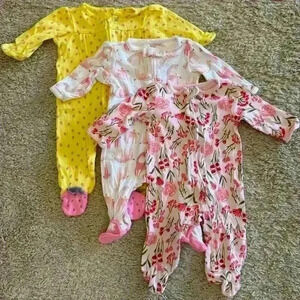 Lot of 3 Carter’s Baby Girl Pajamas 0-3 months